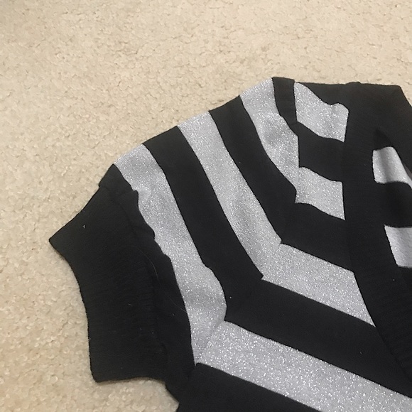 🆕🔥EXPRESS SUPER CUTE&STYLISH&FITTED BLACK&SIVER SHORT SLEEVE TOP SEE ALL PICS - Picture 2 of 9